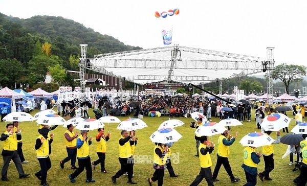 6일과 7일 대전 중구 뿌리공원에서 열린 제 10회 대전효문화뿌리축제 문중퍼레이드 모습. 사진=중구 제공