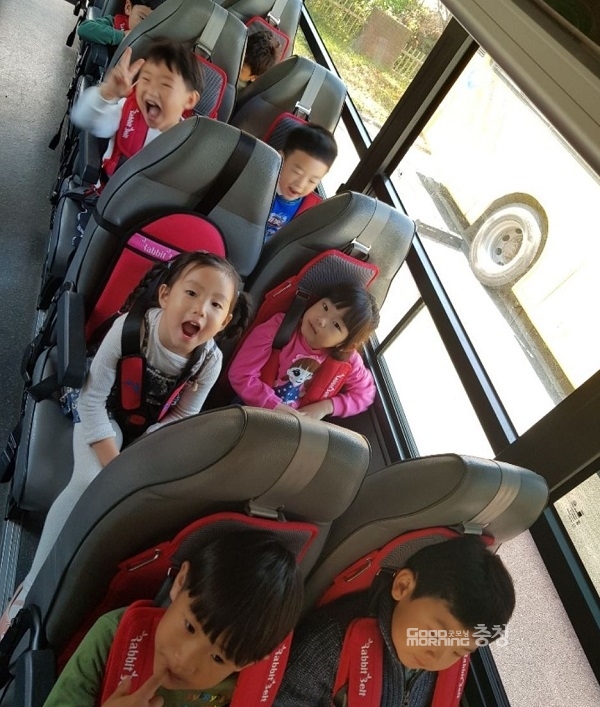 세종시교육청은 관내 모든 어린이통학버스에 '잠자는 아이 확인 장치'를 설치한다. 사진은 금남초병설유치원 원아들이 카시트가 설치된 통학버스에 탑승하고 있는 장면.
