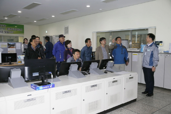 태안군의원들이 17일 천안시 환경에너지사업소에서 담당자로부터 사업개요 및 운영현황을 듣고 있다.