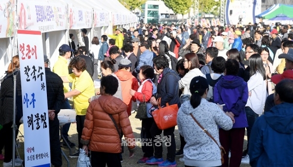 19일부터 21일까지 서대전공원에서 열린 제 4회 대전칼국수축제 모습. 사진=중구 제공