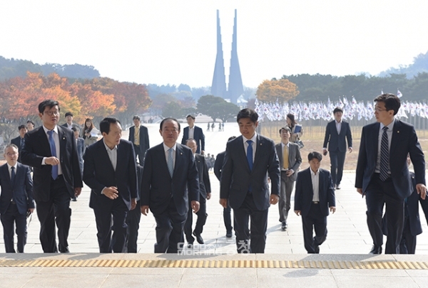국회 정무위 소속 의원들이 기념 촬영 후 독립기념관 전시관 방문에 나서고 있다.
