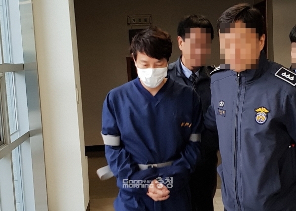 지난 5일 전문학 전 대전시의원이 구속 전 피의자 심문(영장실질심사)을 받기 위해 법정에 출두하고 있는 모습.