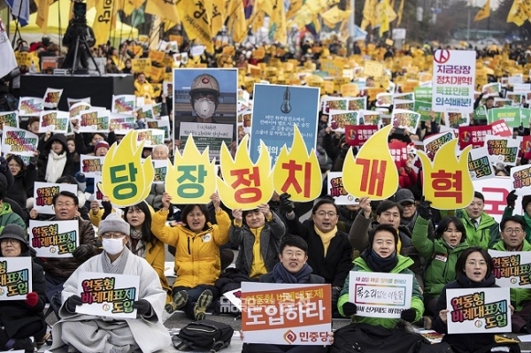 15일 서울 여의도 국회 앞 의사당 대로에서는 연동형 비례대표제 도입을 촉구하는 불꽃집회가 열렸다. 사진=지유석 시민기자