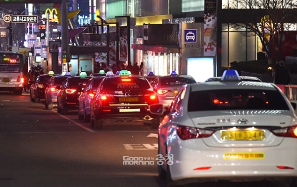 파업 전날인 19일 천안버스터미널 택시 승강장 모습