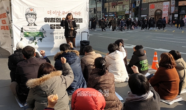 천안지역 시민사회단체, 정당 관계자 등 30여 명이 30여 분간 추모 집회를 열었다.