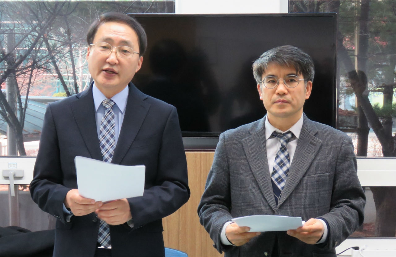 김영길(왼쪽) 건강한 대전을 만들어가기 위한 범시민연대 대변인과 지영준 변호사가 박범계 국회의원 사퇴를 촉구하며, 박 의원 고발 방침을 밝히고 있다.