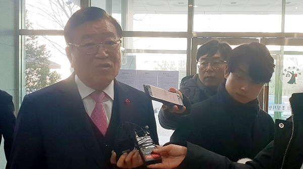 공식선거법 위반 혐의로 불구속 기소된 김석환 홍성군수에 대해 1심 재판부가 벌금 90만 원을 선고했다.