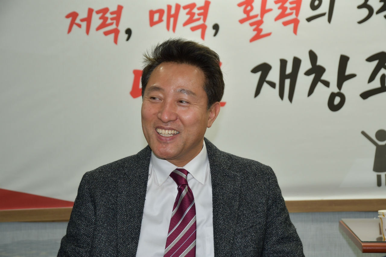 자유한국당 당 대표 선거에 출마한 오세훈 전 서울시장이 12일 대전시당을 찾아 당직자들과 간담회를 가졌다.
