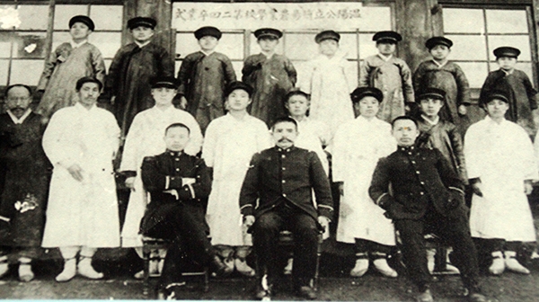 이들 사진 중 대부분은 일본도를 들고 있거나 군복을 입고 있었다. 심지어 해방이후인 1945년 10월 24일까지 근무한 일본인 교장의 사진도 있었다. (충남교육청 제공)