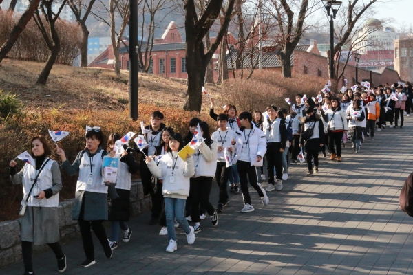 학생기자들은 서대문형무소에서 독립문까지 태극기를 흔들며 행진하면서 100년전 3월 1일의 뜨거운 현장을 느끼고 순국선열들의 나라사랑을 되새겼다.