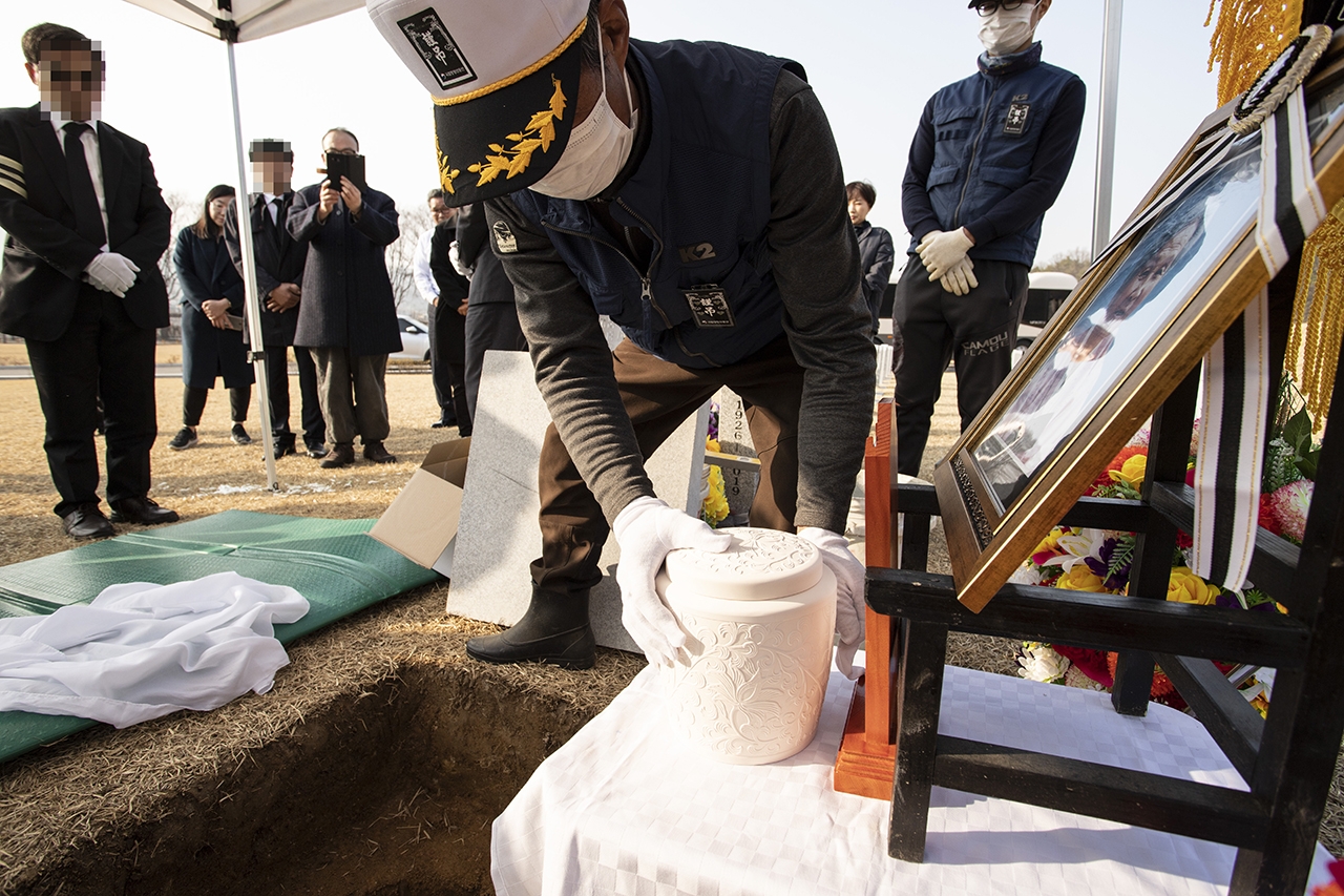 2일 별세한 일본군 위안부 피해자 고 곽예남 할머니의 유해가 4일 오후 천안 망향의동산 장미묘역에 안장됐다. Ⓒ 지유석