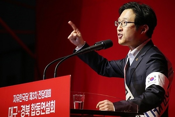 자유한국당 김준교 청년최고위원 후보가 지난달 18일 합동연설회에서 문재인 대통령을 향해 막말을 퍼붓고 있다.
