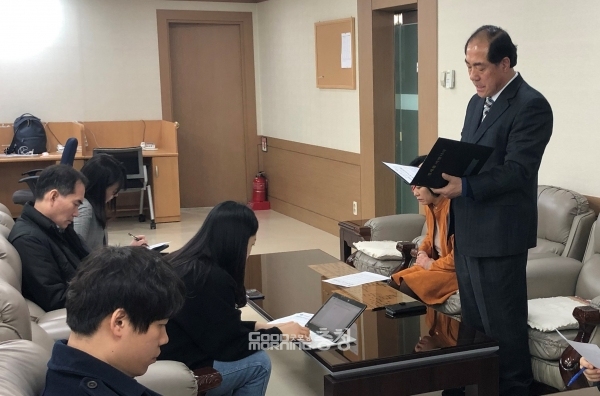 대전시교육청이 학교급식 불량 식재료 납품 의혹을 받고 있는 대전봉산초 급식 납품업체에 대해 경찰에 수사를 의뢰했다고 21일 밝혔다.