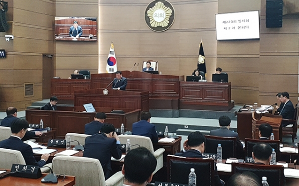 천안시의회 자유한국당 의원들이 본회의장을 점거하는 바람에 28일 오전 10시 예정됐던 본회의장이 오후 4시가 돼서 열렸다.