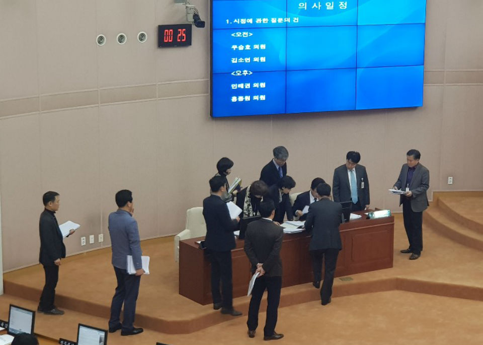 28일 대전시의회 시정질문 도중 정회가 선포되자, 시 간부공무원들과 허 시장이 답변 내용을 점검하고 있다.
