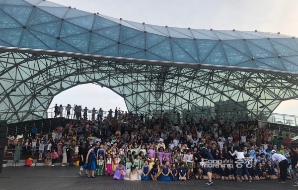 25일 오후에는‘제3회 동요콘서트’가 세종호수공원 수상무대섬에서 열렸다. 이번 공연은 ‘뚝딱이 아빠’ 김종석이 사회를 맡고, 전국 각지에서 활동하는 11개 어린이 합창단이 출연했다.