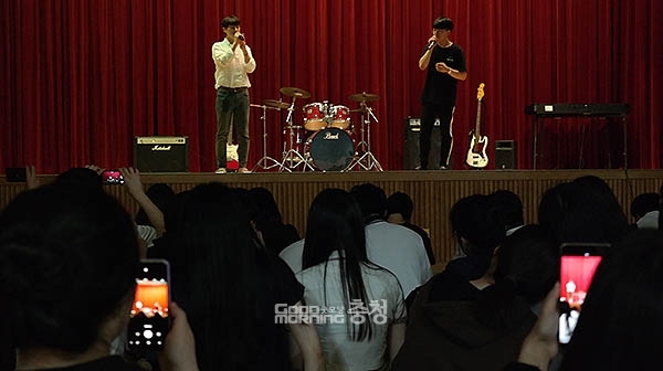 충남 아산 설화고등학교가 학교 폭력 예방을 위한 '친구사랑 주간'을 맞아 31일 오후 강당에서 '작은 음악회'를 열었다. 굿모닝충청=이종현 기자