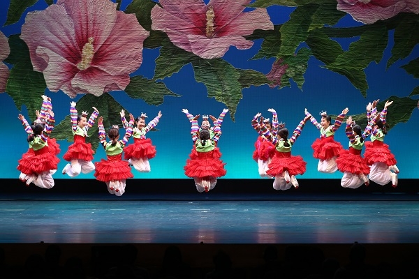 리틀엔젤스 예술단이 지난 5~7일 사흘 동안 콜롬비아 수도 보고타에서 '콜롬비아 독립 200주년'을 기념해 꼭두각시 춤 공연을 선보이고 있다. (사진=리틀엔젤스 예술단 제공)