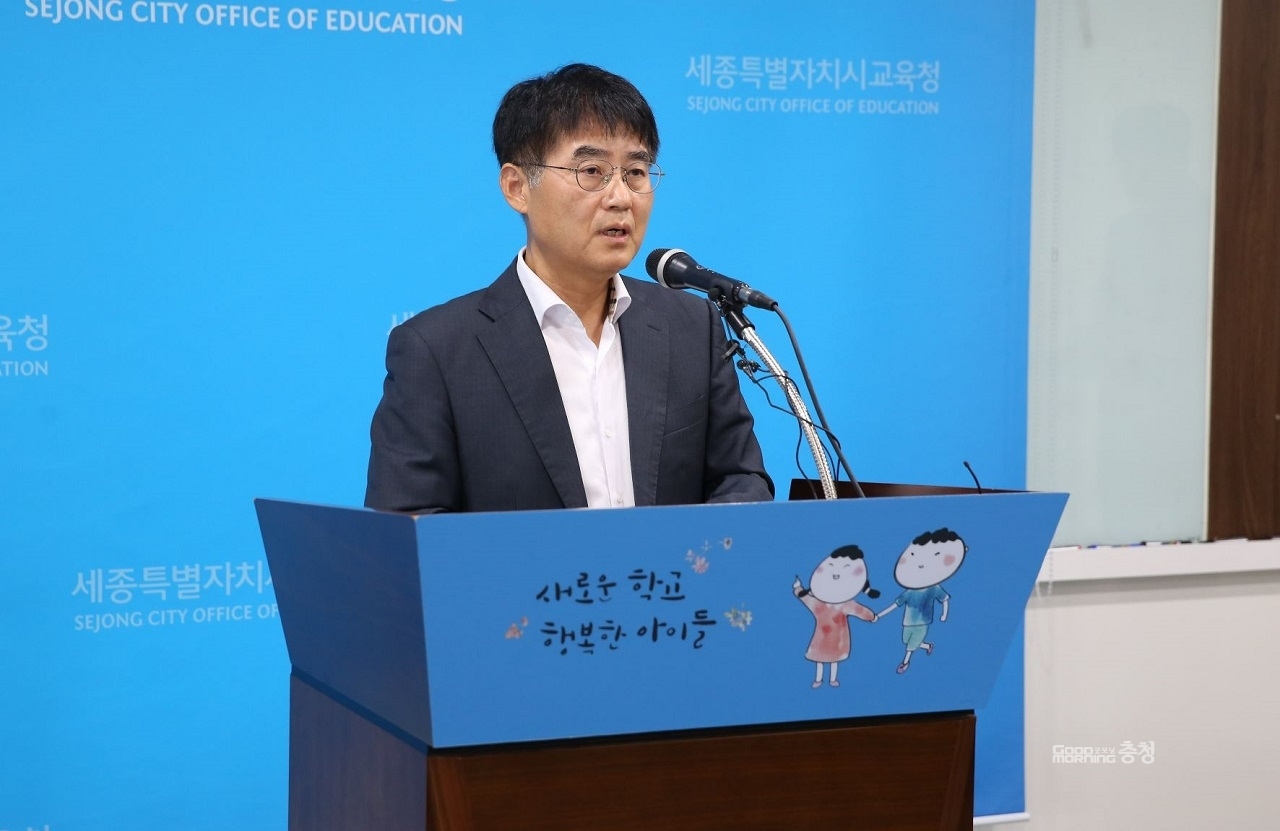 김보엽 행정국장이 30일 정례브리핑을 갖고 6-4생활권내에 유초중고 복합캠퍼스 건립계획에 대해 설명하고 있다.