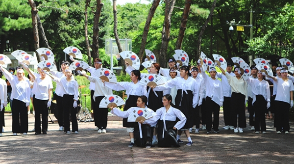 호서대 학생들이 13일 평화의 소녀상이 있는 천안 신부공원에서 ‘8·15 독립기념 퍼포먼스’를 펼쳤다.