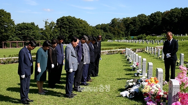 김지철 충남교육감과 간부 공무원이 1991년 최초로 일본군 위안부 피해 사실을 공개 증언한 고 김학순 할머니 묘소를 참배하고 있다. 사진 제공=충남교육청/굿모닝충청=이종현 기자.