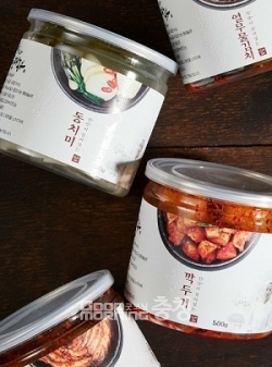진영농산은 김치를 마트에서 흔히 보는 비닐팩이 아니라 소포장의 유리병에 담아 판매한다.