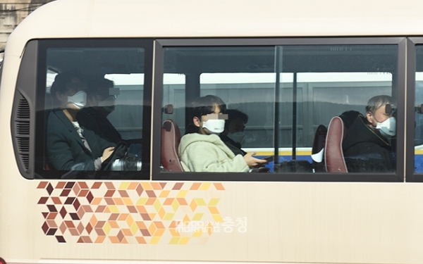 우한 교민 200명을 태운 버스가 31일 오후 12시 48분부터 아산 경찰인재개발원에 들어가고 있다. 사진=채원상 기자.