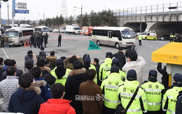 우한 교민 200명을 태운 버스가 경찰인재개발원 정문으로 가고 있다.