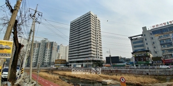 대전 동구 성남동에 위치한 현대그랜드오피스텔. 2011년부터 약 10년째 유령건물로 방치되고 있다. 사진=동구 제공