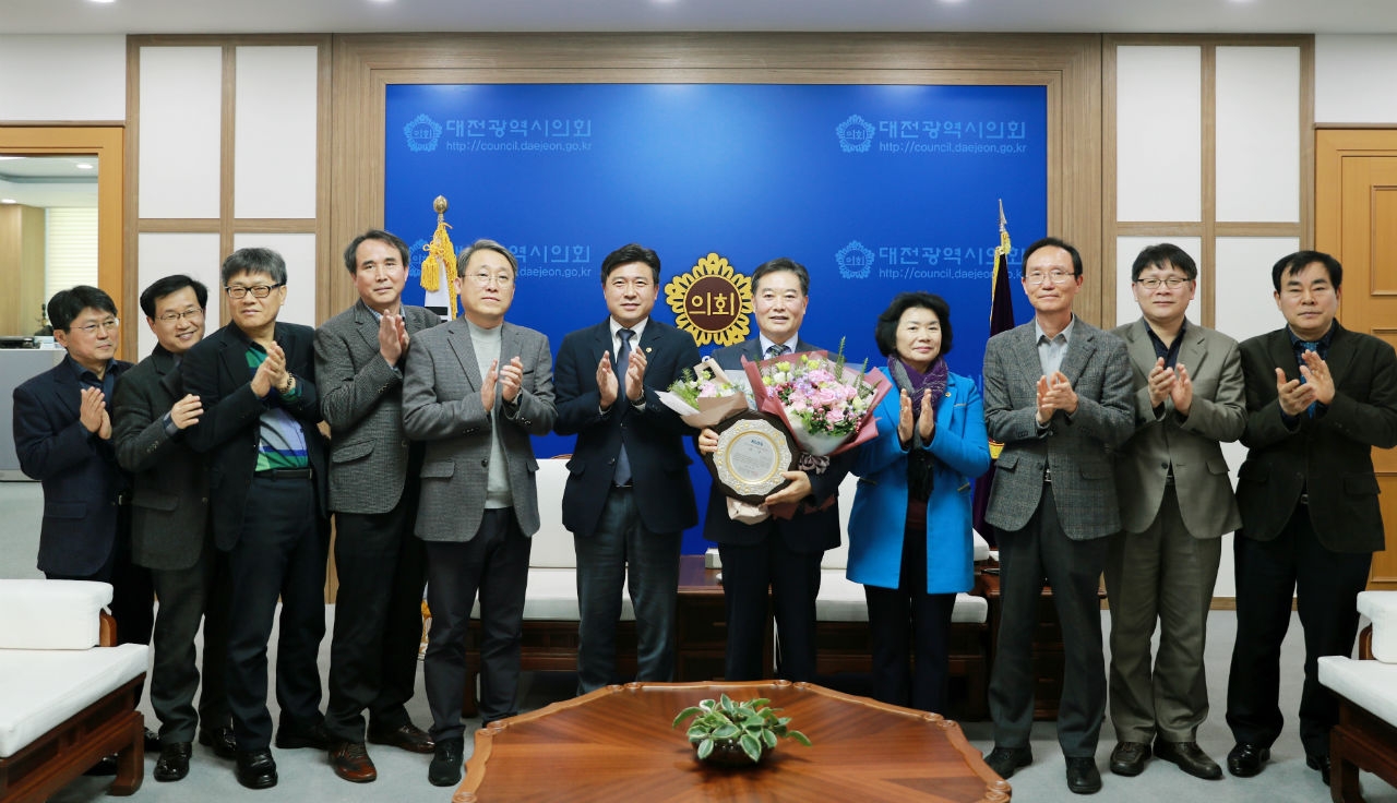 남진근(사진 가운데) 대전시의회 의원이 17일 한국지방정부학회로부터 ‘2019년 한국지방정부 의정대상’을 받았다. 사진=대전시의회 제공/굿모닝충청 황해동 기자