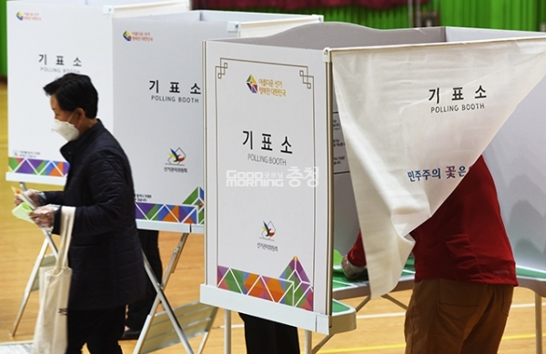 천안 성정1동 제3투표와 제4투표소인 성정초 체육관에서 시민들이 투표를 하고 있다.(사진=채원상 기자)
