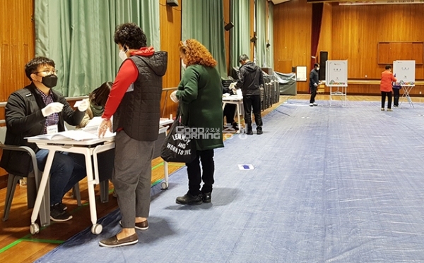 충북 청주시 율량사천동 제8투표소에서 시민들이 차분하게 투표를 하고 있다.