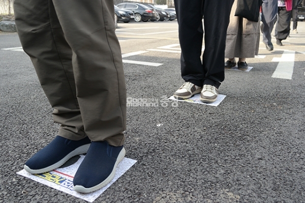 충남 예산읍 9투표소(신례원3리 경로당)앞에서 주민들이 사회적 거리두기에 맞춰 줄을 서 있다.