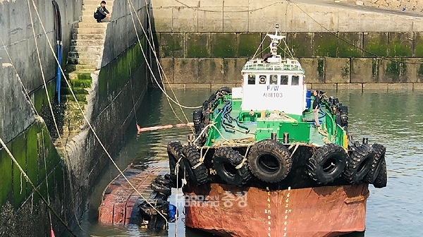 4일 오전 7시 쯤 충남 서산시 대산항 관리부두에 정박해 있던 54톤 급수선이 침몰하는 사고가 발생했다. (평택해경 제공/ 굿모닝충청=김갑수 기자)