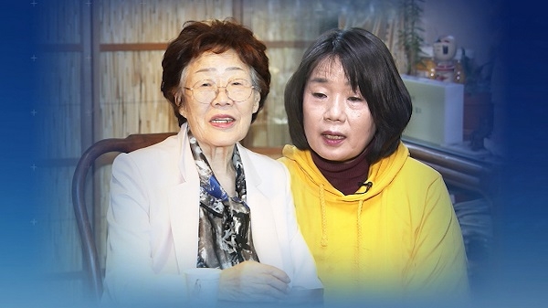 일본군 위안부 피해자 이용수 할머니와 윤미향 전 정의기억연대 이사장(오른쪽). 사진=SBS/굿모닝충청 정문영 기자