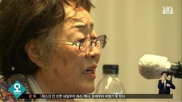 여성인권운동가 이용수 할머니가 26일 기자회견을 통해 정의기억연대와 윤미향 당선자(더불어시민당)를 비판하고 있다. 사진=SBS