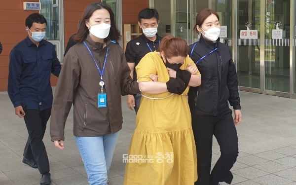 의붓아들 여행용 가방에 가둔 계모가 구속영장실질심사를 받기 위해 대전지법 천안지원에 들어가고 있다. 굿모닝충청=이종현 기자.