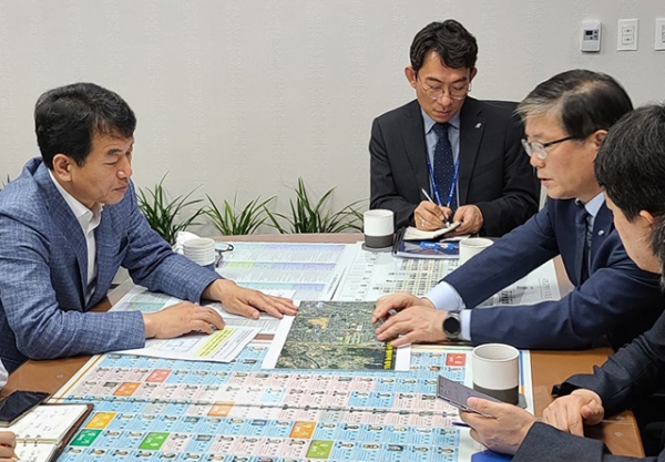 문진석 의원이 8일 한국토지주택공사(LH) 변창흠 사장을 만나 천안 신부 행복주택 사업 개선 방안에 대해 논의하고 있다.