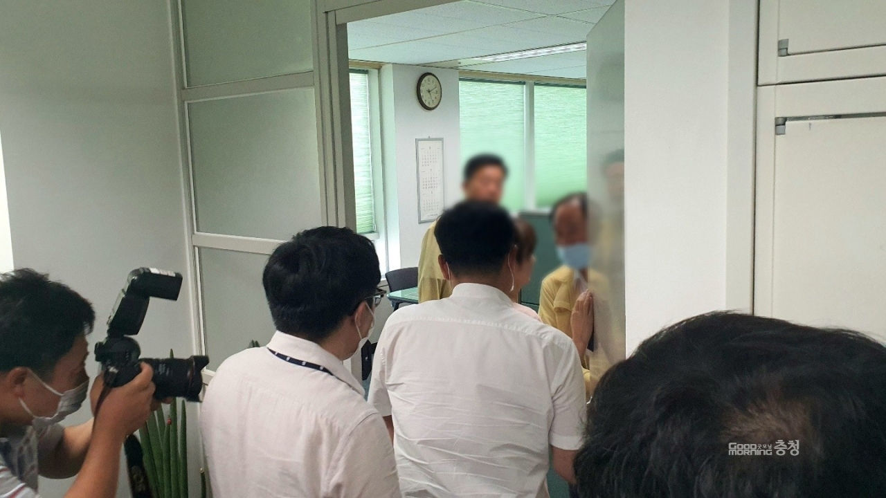 대전지검 수사관이 도시주택본부장실로 들어가고 있다.(사진=굿모닝충청 정민지 기자)