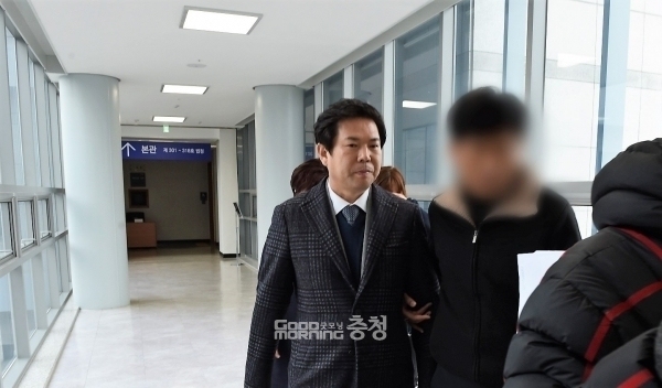 2019년 8월 20일 임동표 MBG 회장이 영장실질심사를 받기 위해 법정에 출두하고 있다.(사진=회사DB/굿모닝충청=최수지 기자)
