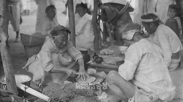 전시 사진은 1900년대 초반 사애리시 여사를 비롯한 미국 선교사 등이 충남에서 활동하며 촬영한 사진 중 일부다. (충남역사연구원 제공)