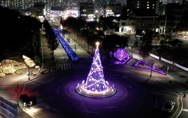 목원대학교가 대전에서 처음으로 크리스마스 트리를 밝혔다. 교정을 찾는 학생과 시민들에게 코로나19를 극복하는 빛을 선물하고 있다.(굿모닝충청 권성하 기자)
