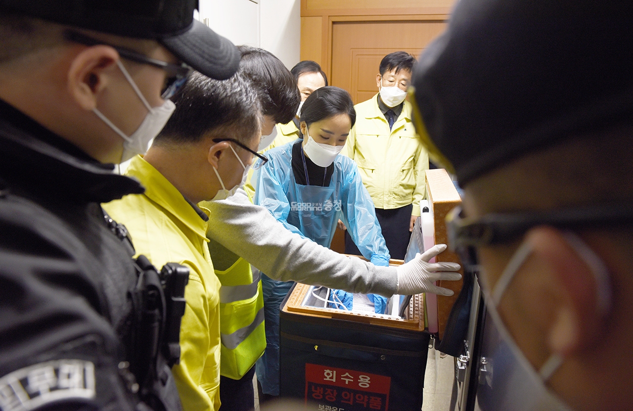 관계자들이 천안시 보건소에 도착한 백신 수량을 확인하고 있다.(사진=채원상 기자)