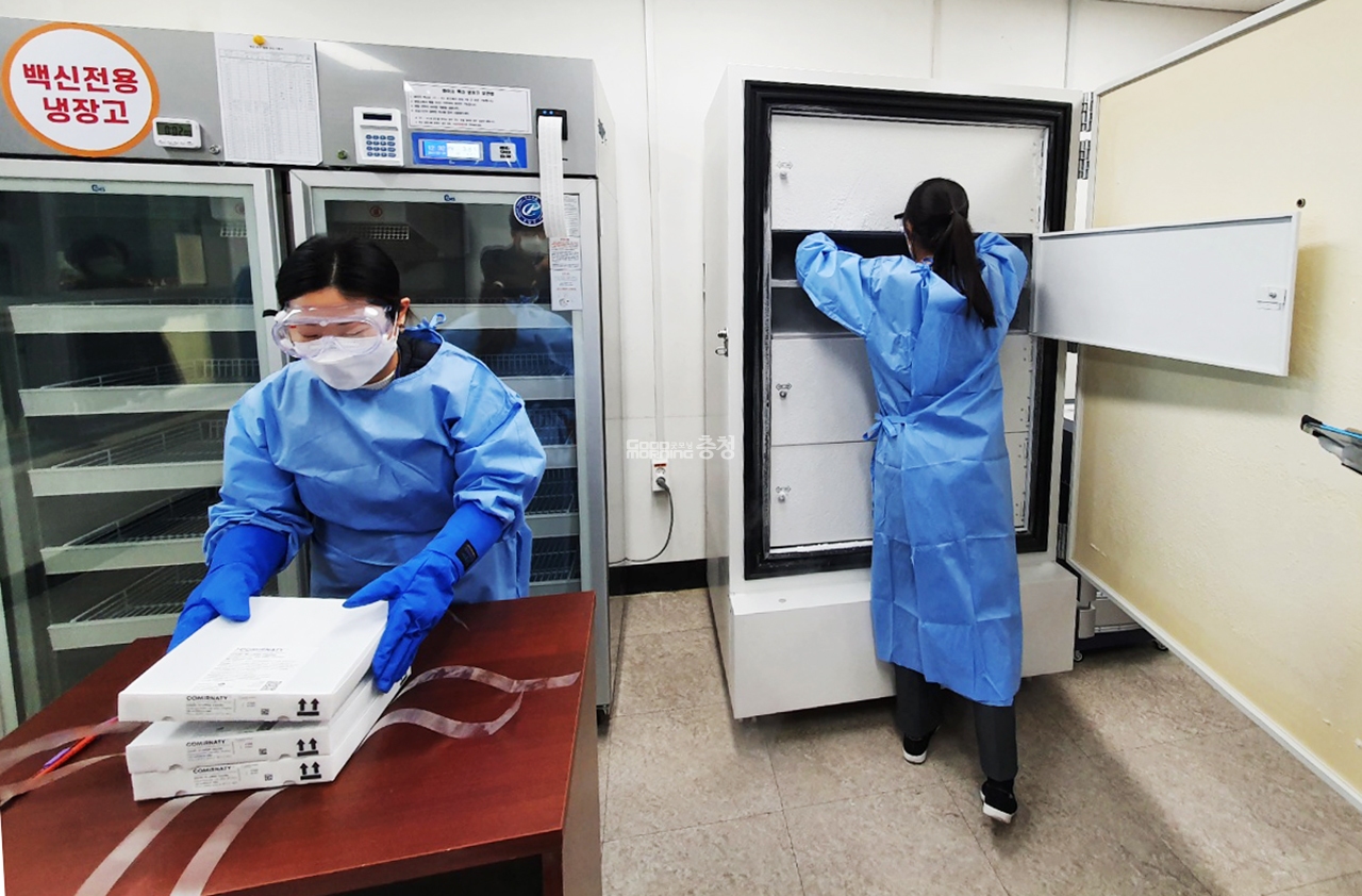 천안시예방접종센터에 도착한 화이자 백신을 관계자들이 냉동보관소에 보관하고 있다.(사진=천안시청 제공)