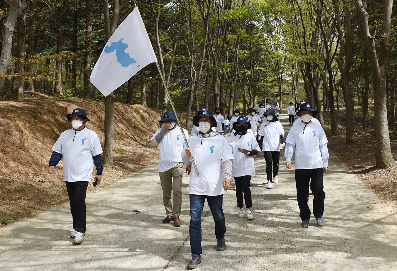 ‘한라에서 백두까지 걸어서 945km’에 참여한 회원들이 릴레이 걷기에 나섰다.(사진=채원상 기자)