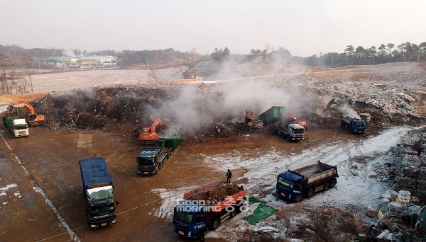 충남 부여군은 조촌면 세탑리에 방치돼 있던 불법 폐기물 약 3만1900톤을 행정대집행을 통해 전량 처리 완료했다고 4일 밝혔다. (부여군 제공/ 굿모닝충청=김갑수 기자)