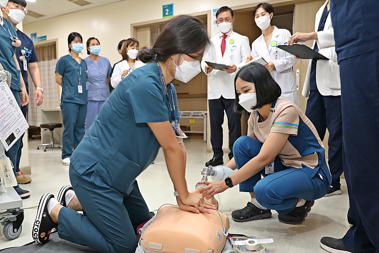병원 교직원들이 불시에 벌어진 심폐소생술 모의훈련에 임하고 있다(사진=순천향병원 제공)