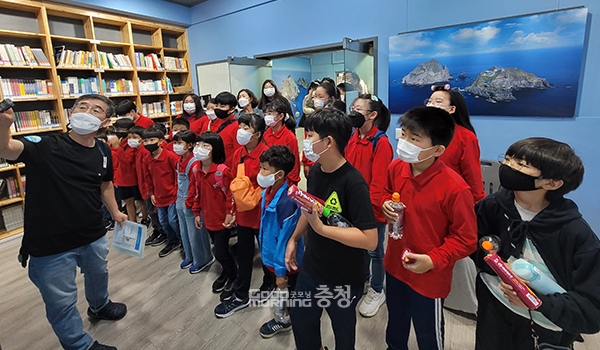 청양 청남초등학교 학생들이 충남교육청 충무교육원 박천세 파견교사로부터 특강을 듣고 있다. (사진=굿모닝충청 이종현 기자)