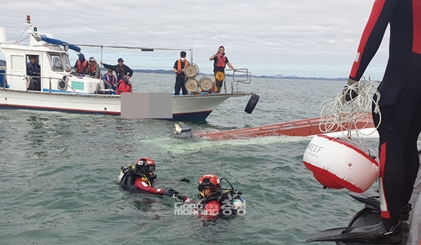 충남 홍성군 서부면 죽도 인근 해상에서 2명이 타고 있던 1톤급 레저보트가 전복되는 사고가 발생했다. (구조를 위해 입수한 보령해경 구조대. 사진=보령해양경찰서 제공/굿모닝충청 이종현 기자)