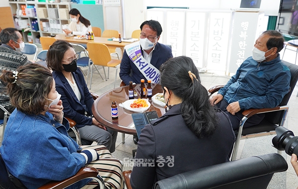 조동준 더불어민주당 서천군수 예비후보가 17일 개소식에 참석한 지지자들과 대화를 나누고 있다. (사진=굿모닝충청 이종현 기자)